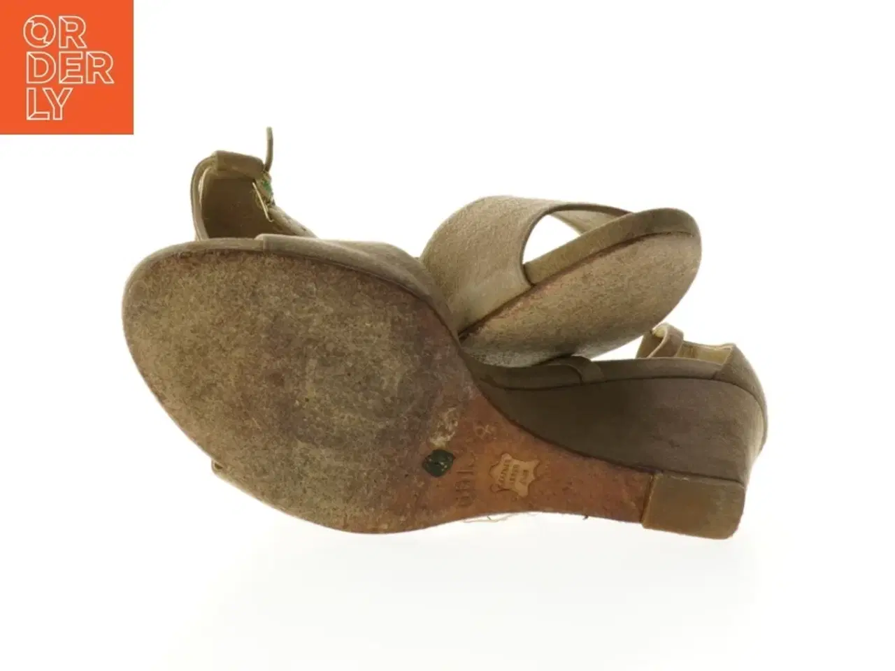 Billede 3 - Brugte beige damesandaler med hæl fra Unisa (str. 38,5 )