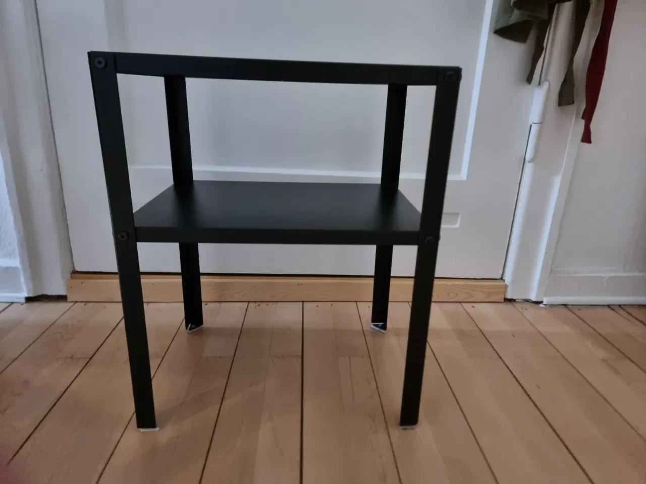 Billede 1 - Sengebord i metal – sort
