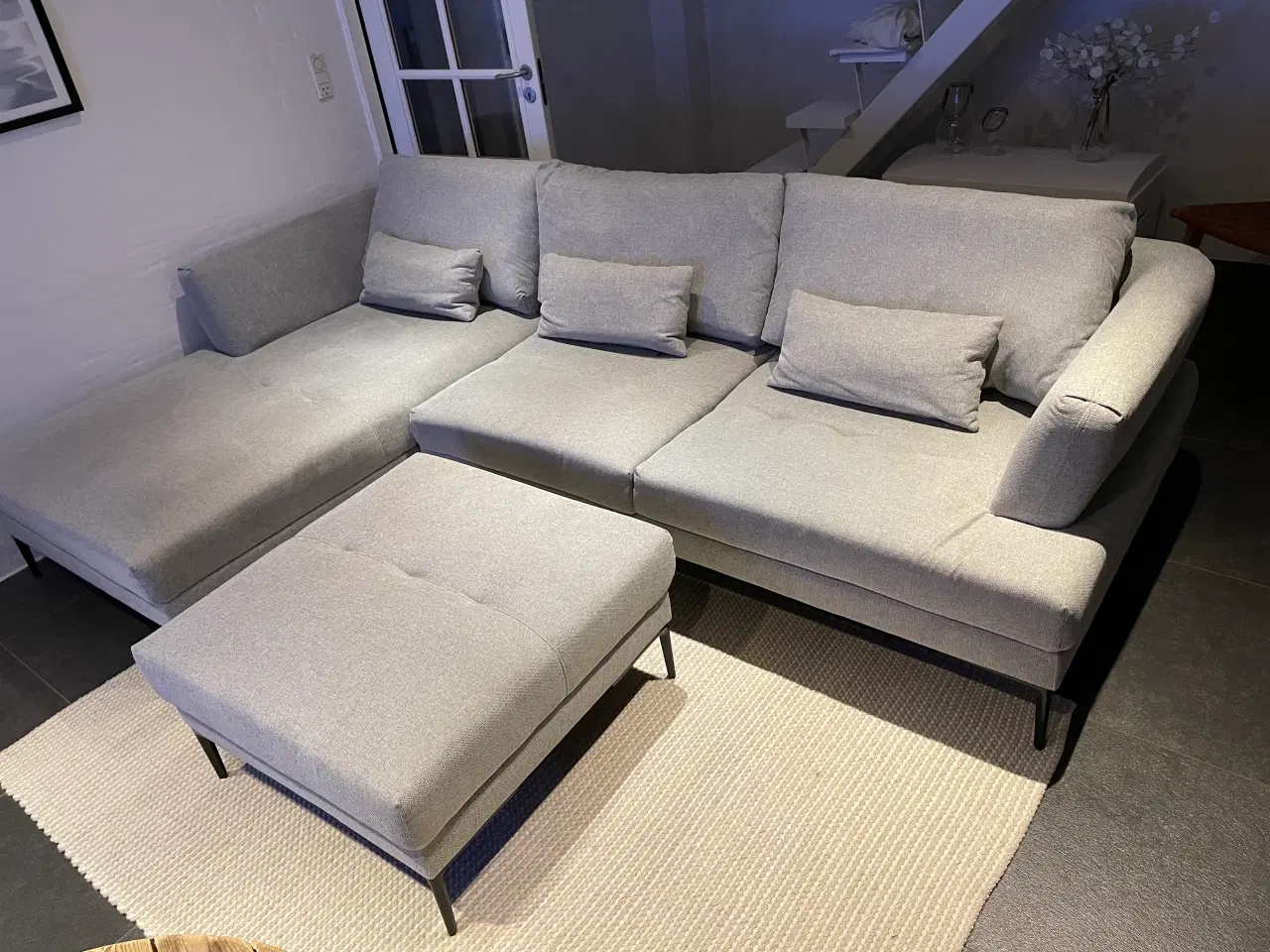 Billede 1 - 2 år gammel stof sofa. Ikke ryger hjem. 