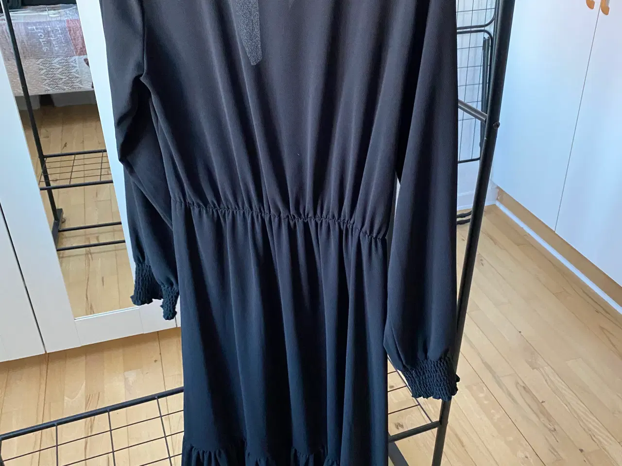 Billede 2 - Sort kjole fra Gina Tricot