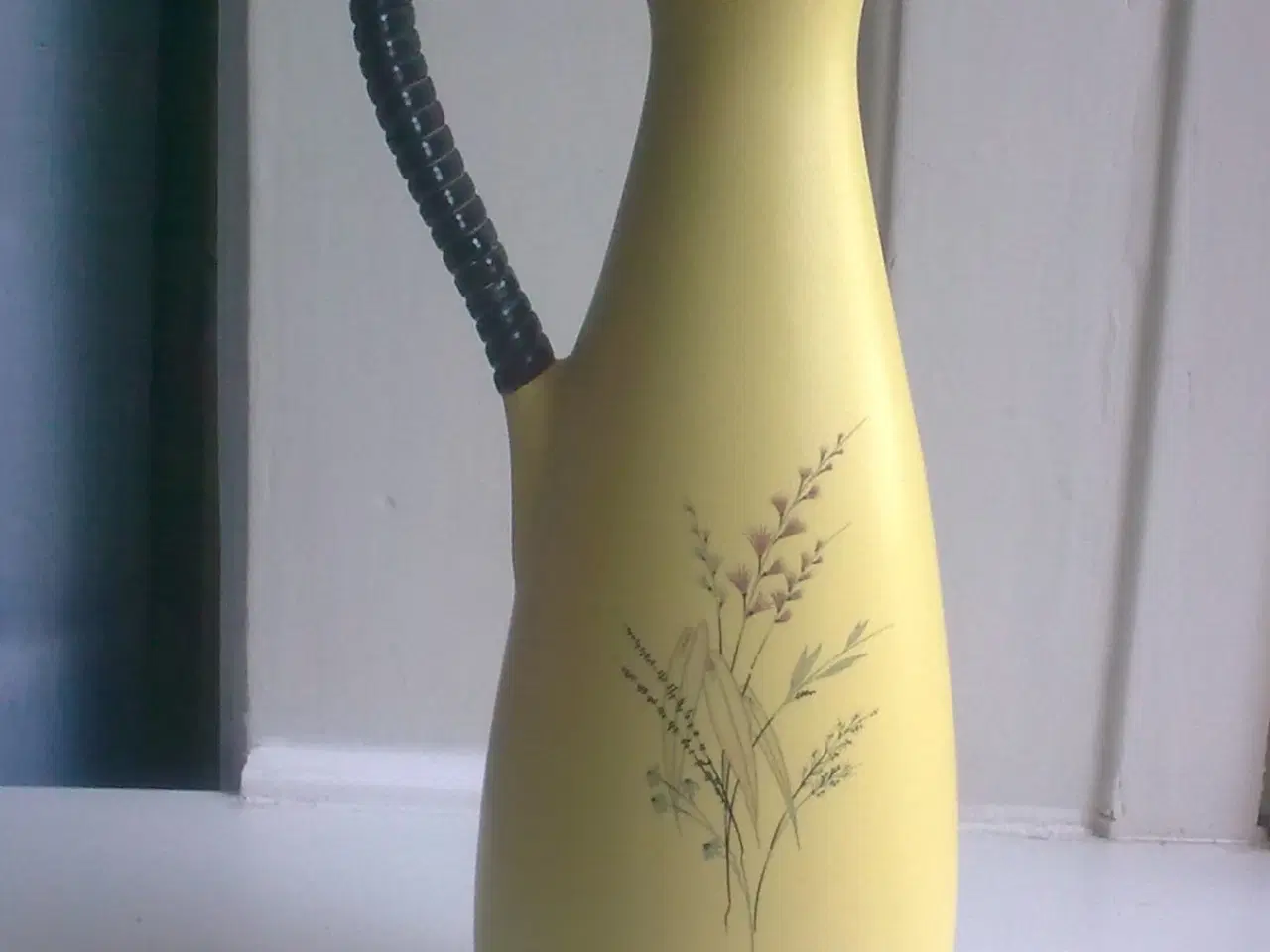 Billede 1 - 1950rne gul keramik HØJ kande vase m vikling 