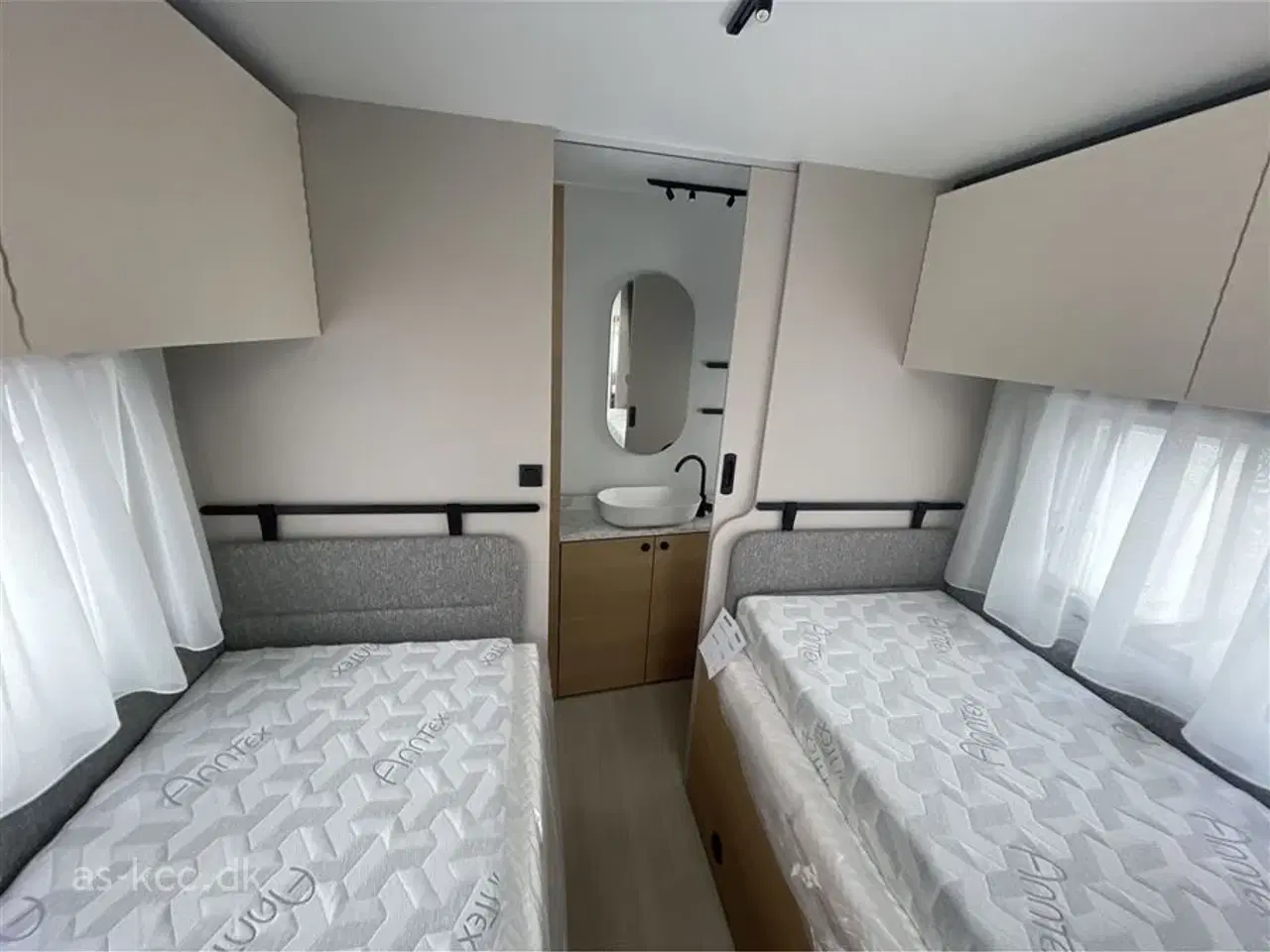 Billede 21 - 2026 - Adria Adora 572 UT Adria Adora 572 UT Årg, 2026 4 sovepladser, 5 siddepladser, enkeltsenge og toilet og bad i bagenden