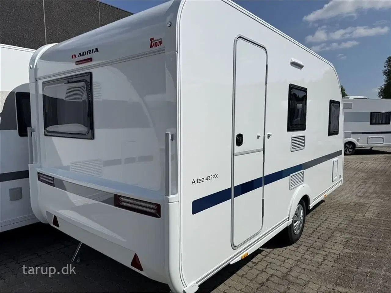 Billede 3 - 2026 - Adria Altea 432 PX   Dobbeltseng, Truma blæservarme, gulvvarme, 90 l. køleskab m/ fryser, hjulafdækning, stabilisator