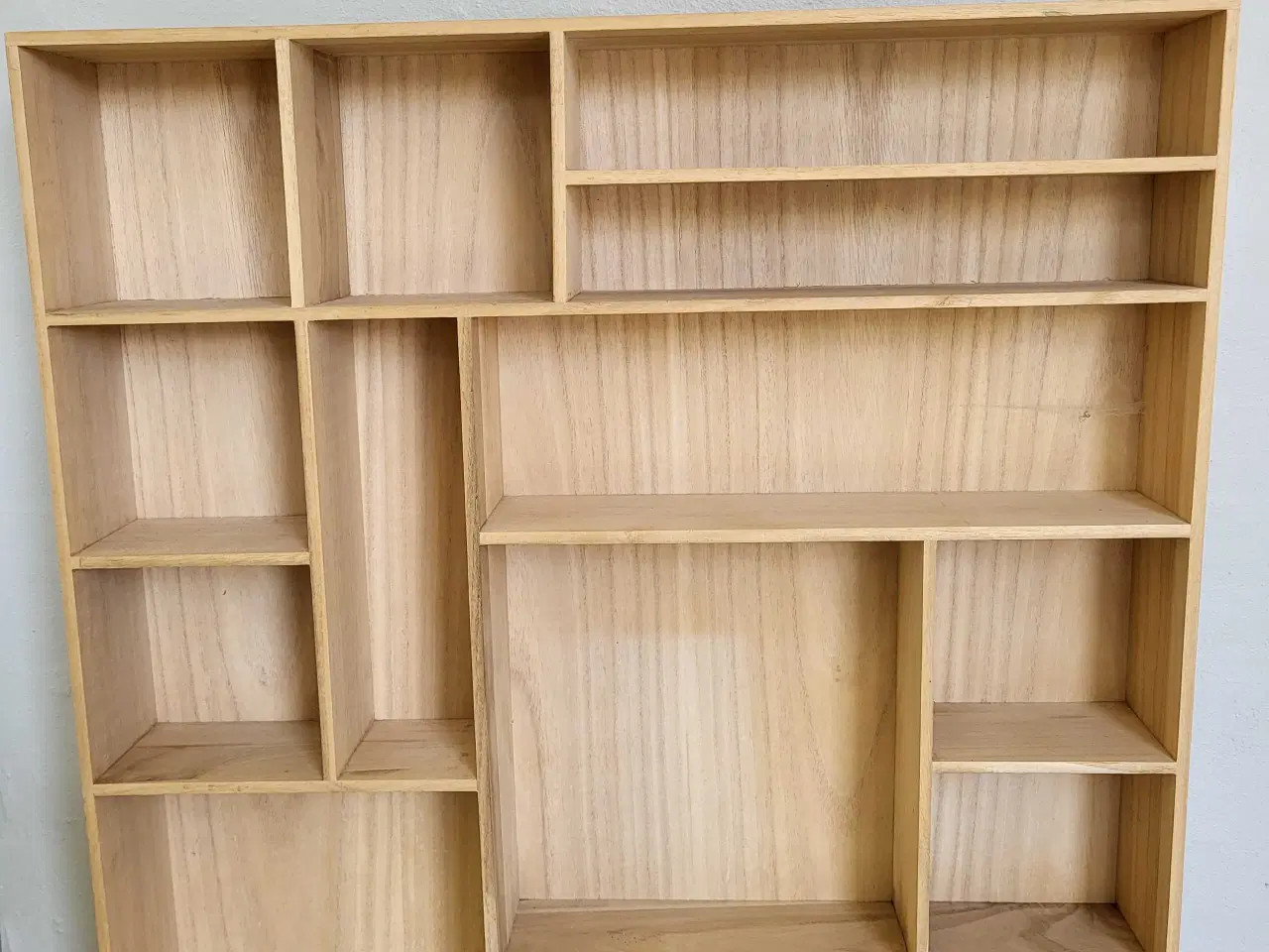 Billede 1 - Fin sættekasse/væg reol i træ.