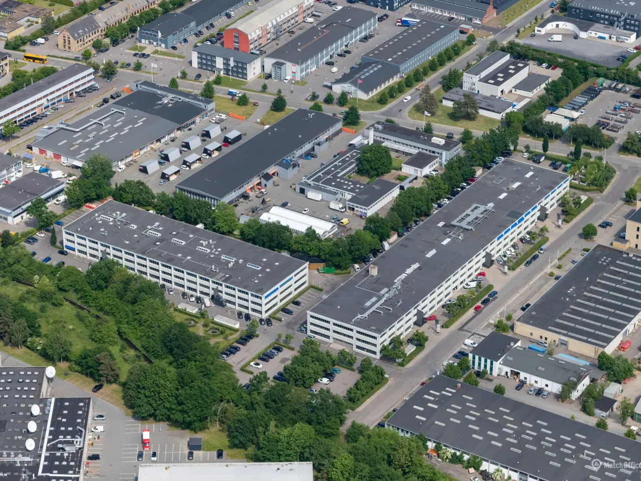 Billede 13 - Regulært lagerlokale med port. højt til loftet og mulighed for etablering af kontor