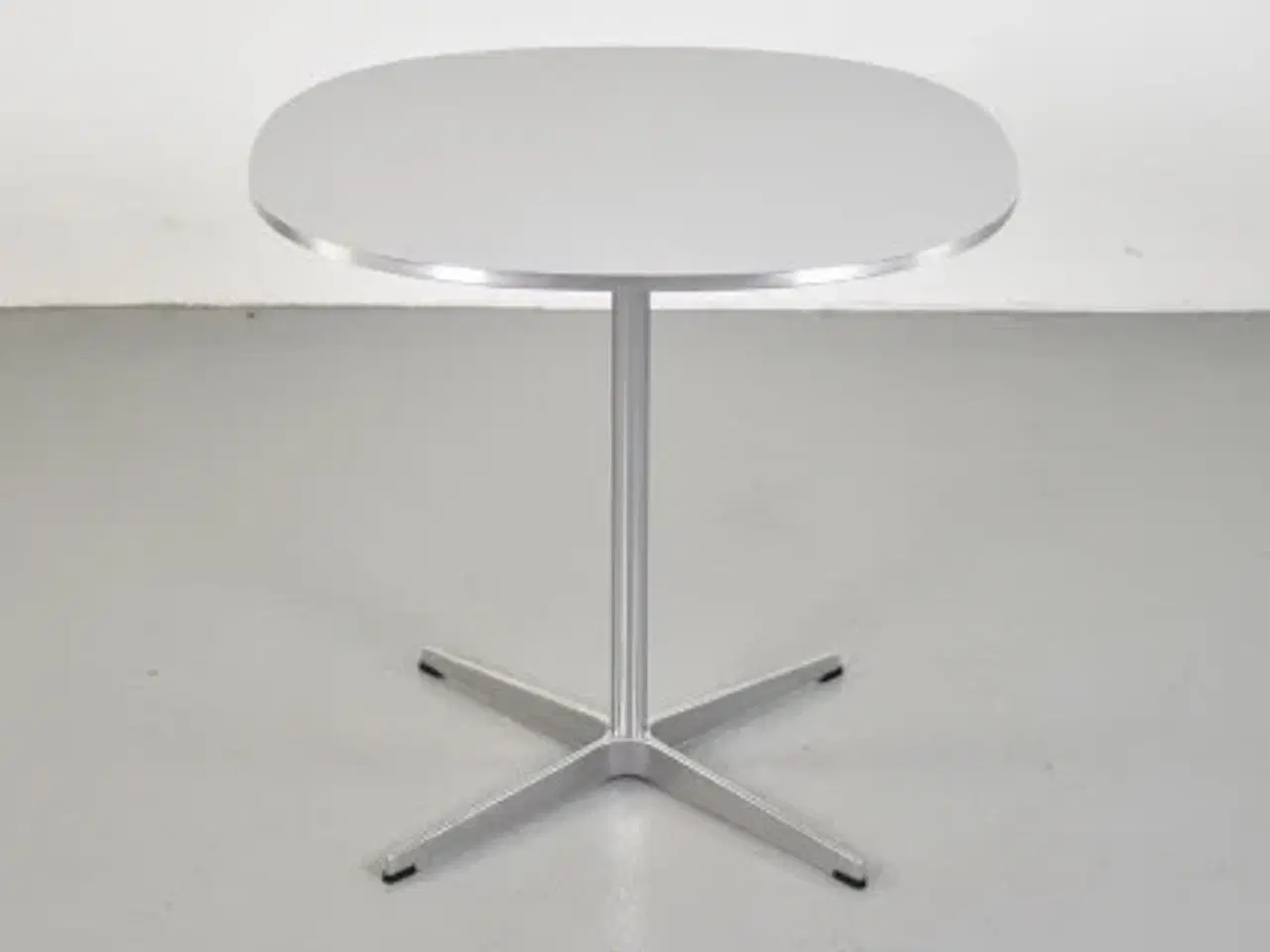 Billede 1 - Fritz hansen cafébord i lysegrå med metal kant