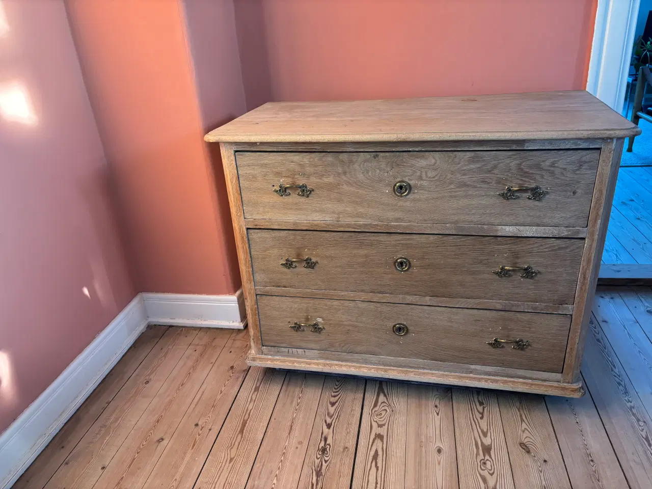 Billede 1 - Kommode i afsyret egetræ