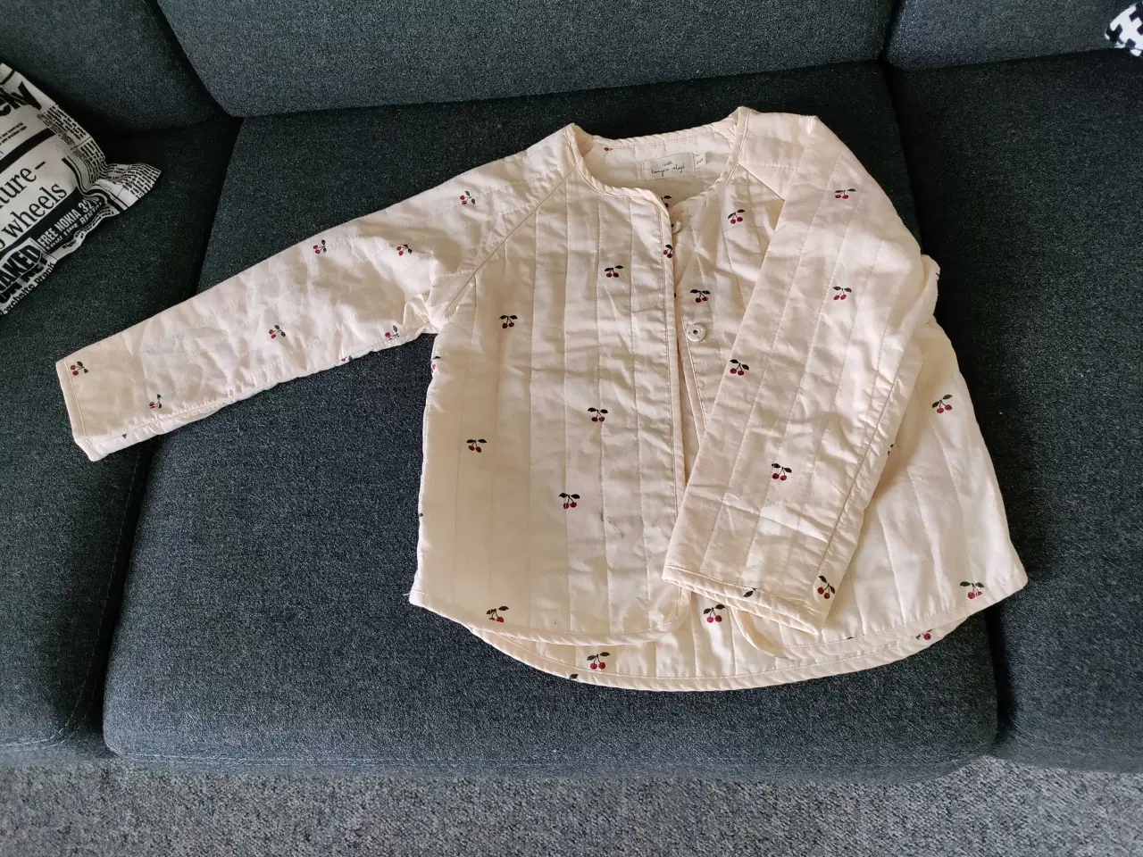 Billede 1 - Quiltet let jakke m kirsebær str 3/4 år