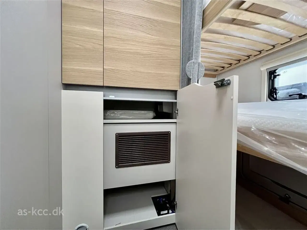 Billede 12 - 2023 - Adria Adora 573 PT Adria Adora 573 PT årg 2023, 7 sovepladser, 5 siddepladser. Dobbeltseng og rundsiddegruppe samt 3 køjer, mikroovn