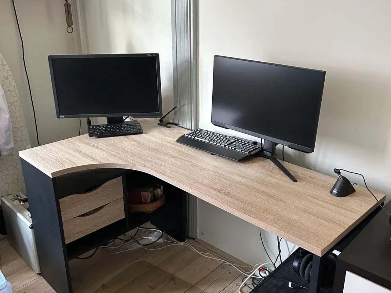 Billede 3 - Hjørneskrivebord med opbevaring – flot og praktisk