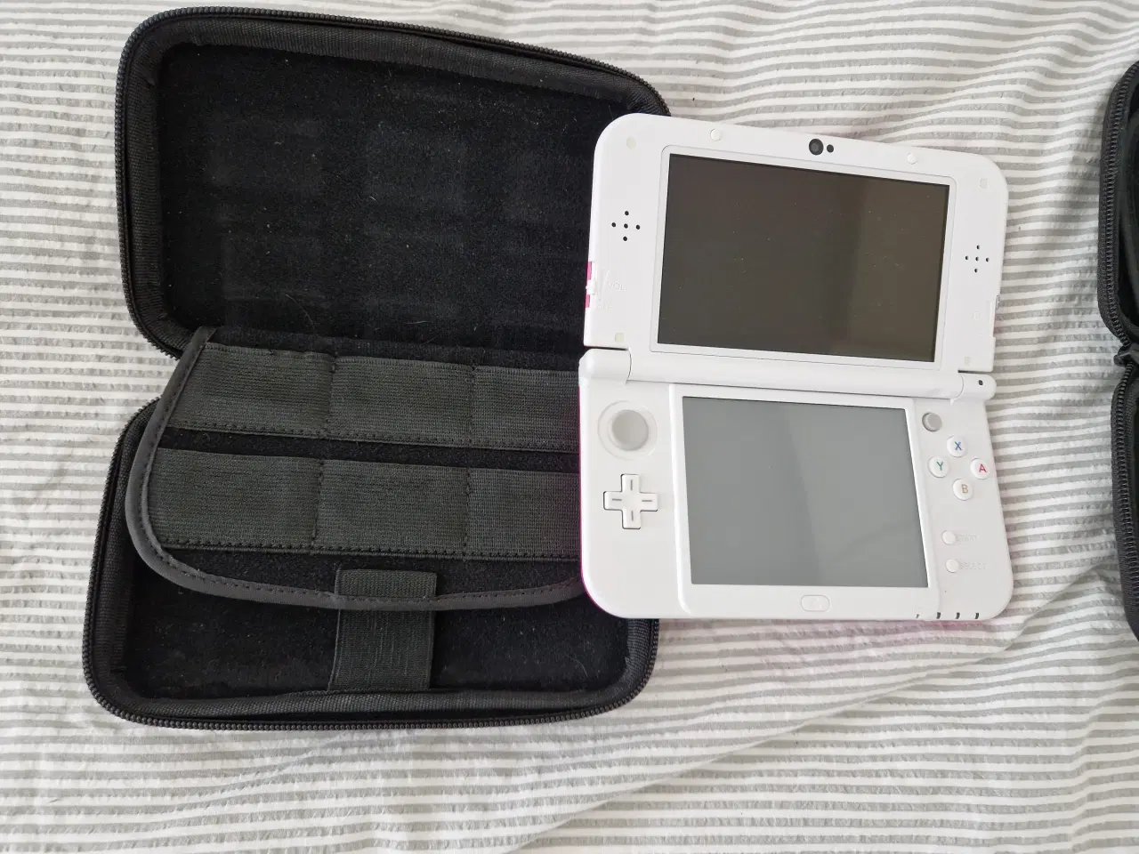 Billede 3 - 2 Nintendo 3DS XL, som nye, med spil og hardbags