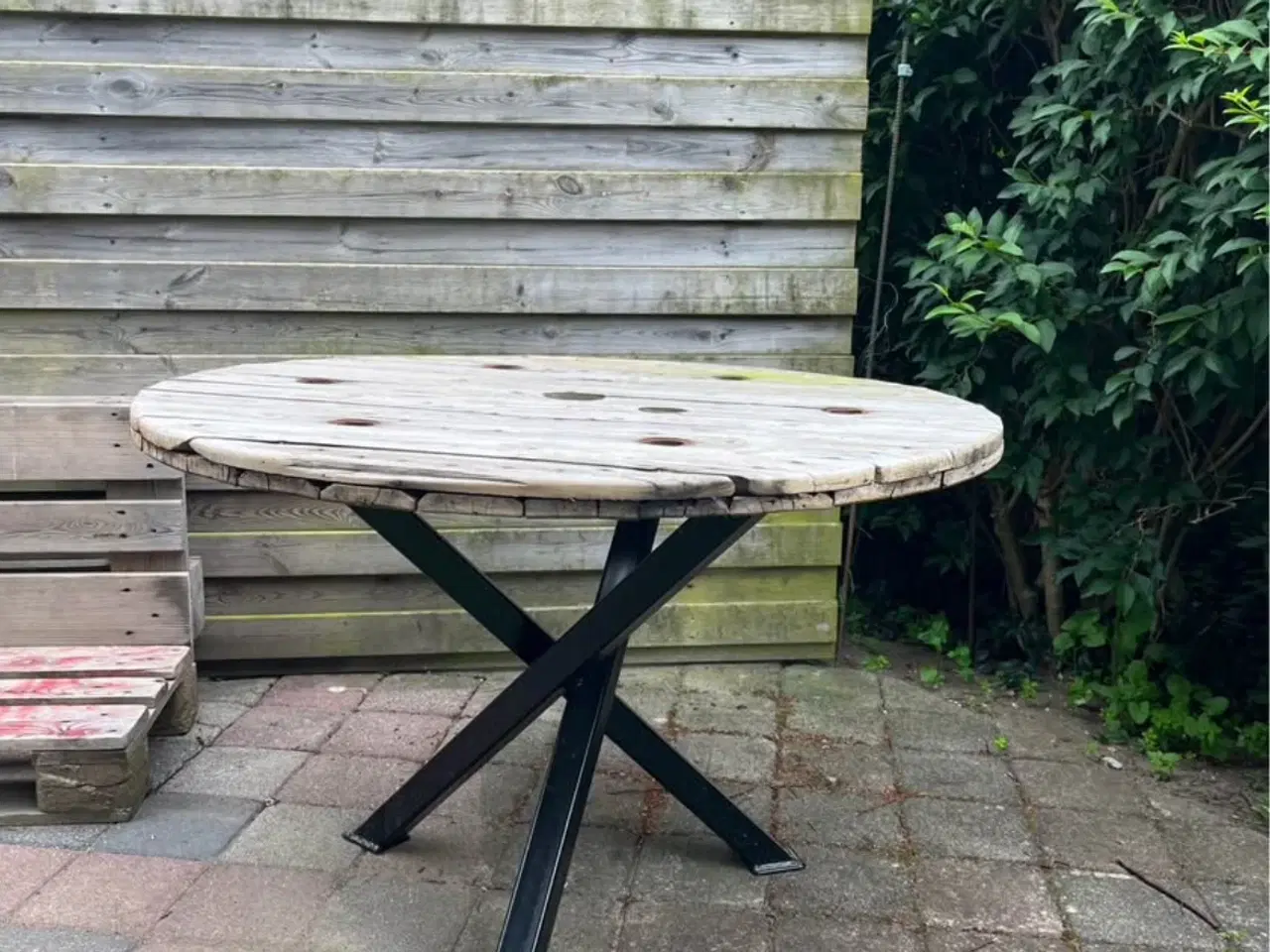 Billede 2 - Havebord lavet af kabeltromle 