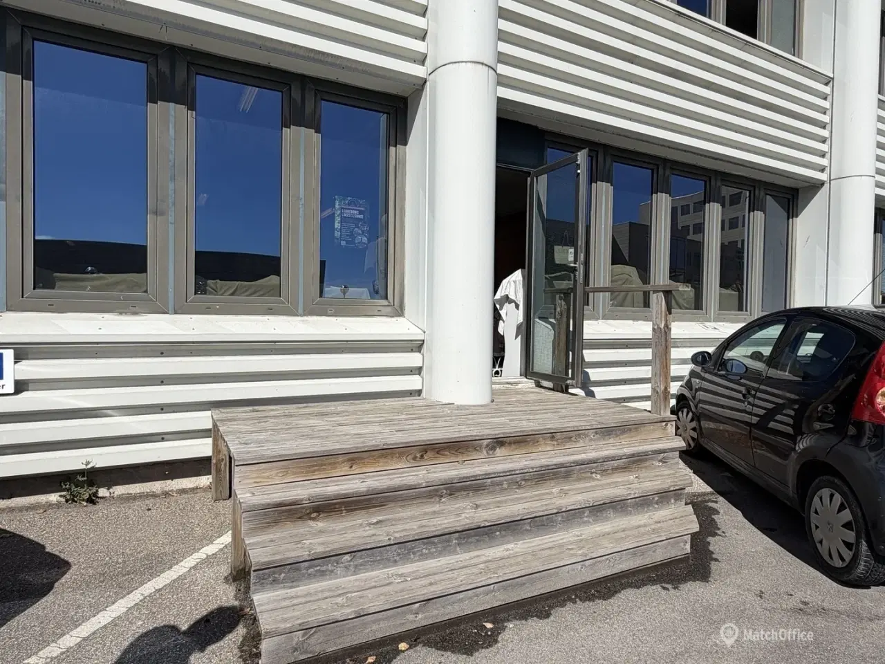 Billede 12 - Regulært lagerlokale med port. højt til loftet og mulighed for etablering af kontor
