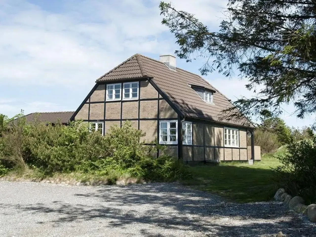 Billede 1 - Sk�nt sommerhus h�jtliggende i rolige og natursk�nne omgivelser - n�r L�nstrup strand og by