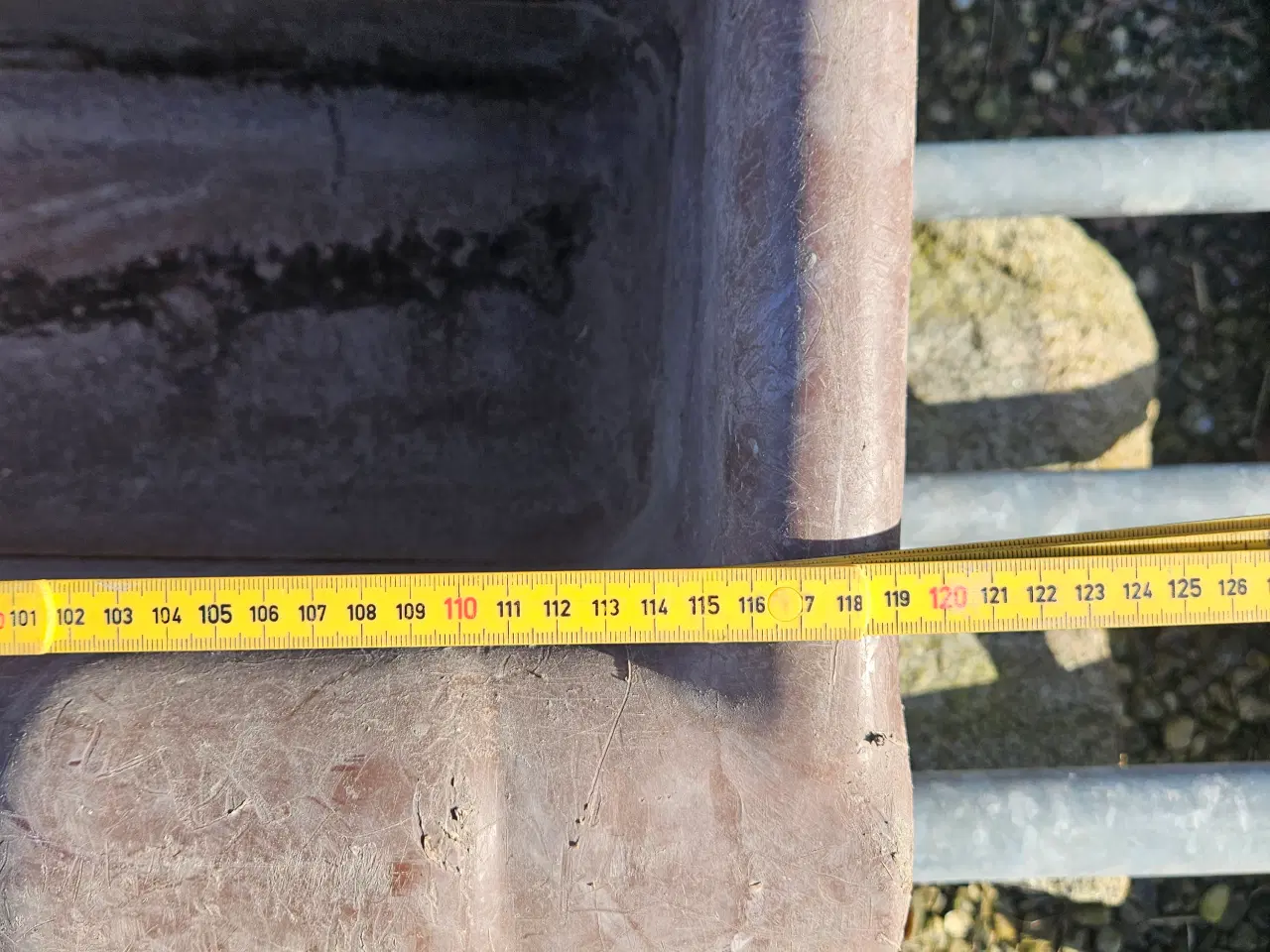 Billede 10 - Galvaniseret låger og plast trug  brugt til får...