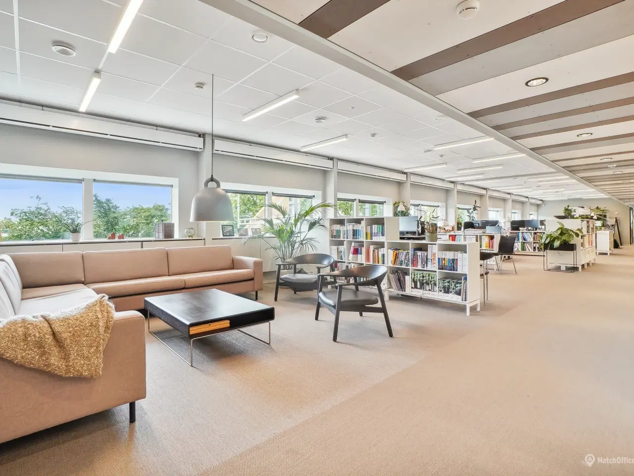 Billede 5 - Lyse og rummelige lokaler med udsigt til vandet