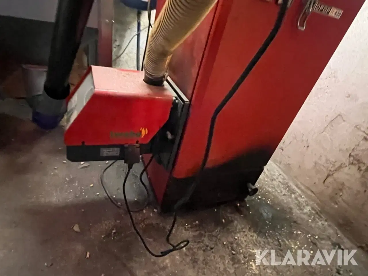 Billede 2 - Pillefyr med silo og skorsten