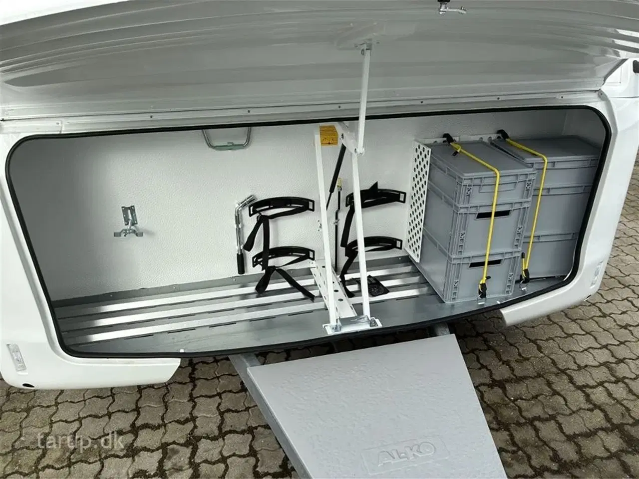 Billede 5 - 2026 - Adria Adora 663 UT Alde   ALDE centralvarme, elektrisk gulvvarme, frontkøkken, rundsiddegruppe, SmartBox gaskasse opbevaring, stort køleskab, enkeltsenge