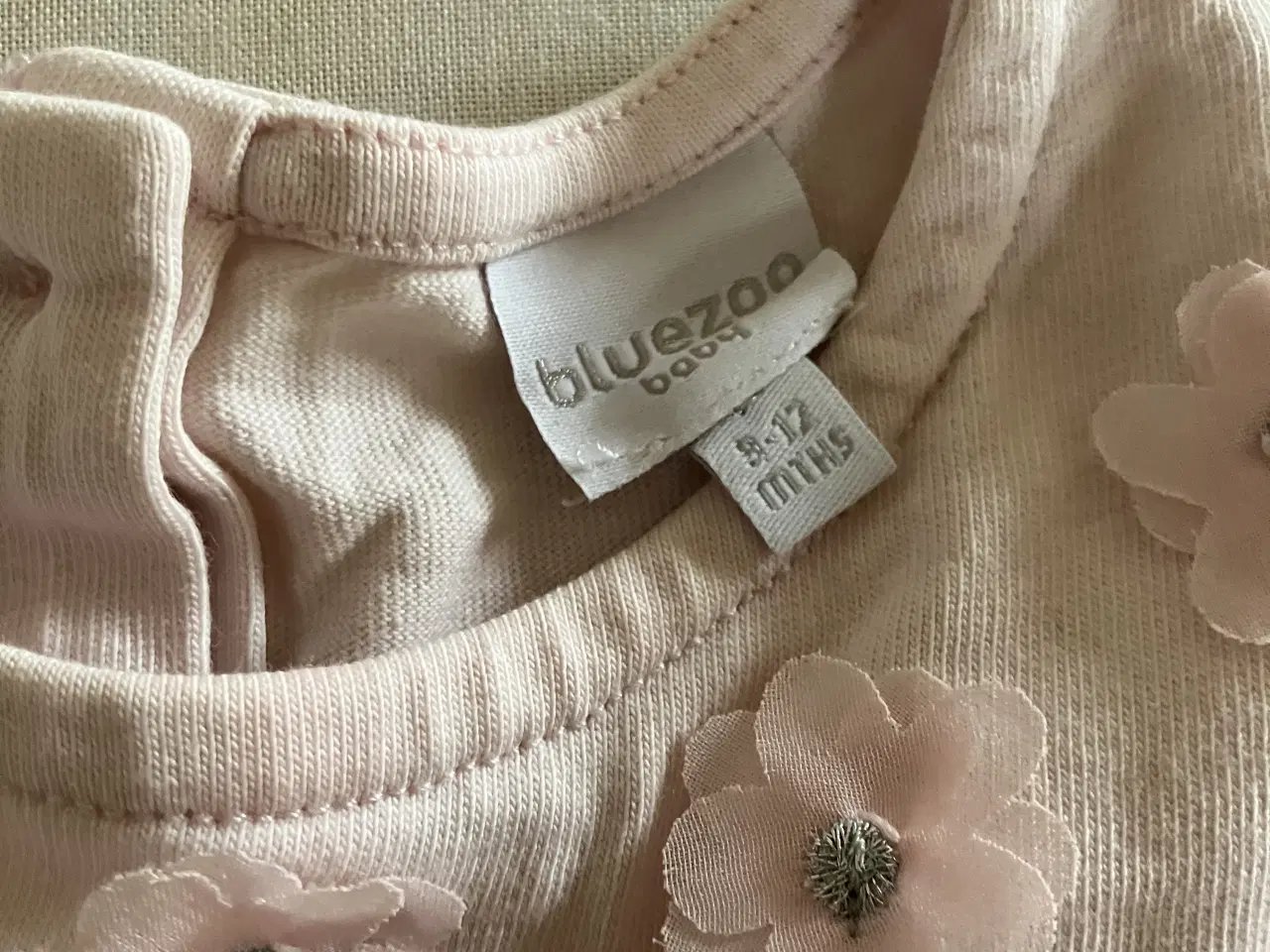 Billede 2 - Lyserød tyl kjole med 🌸 og foer, str. 9-12 mdr.