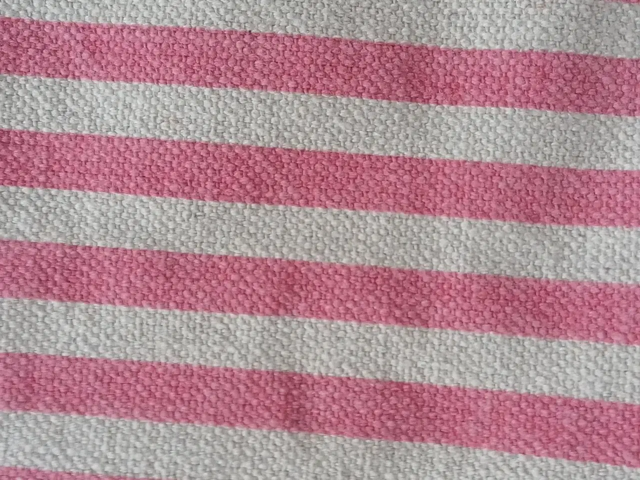 Billede 2 - Gulvtæppe pink og hvid stribet 