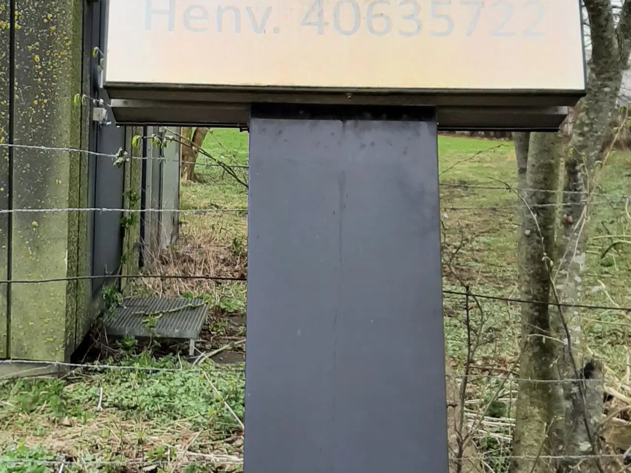 Billede 1 - Lysskilt og reklameskilt samt 1 betonsokkel flagst