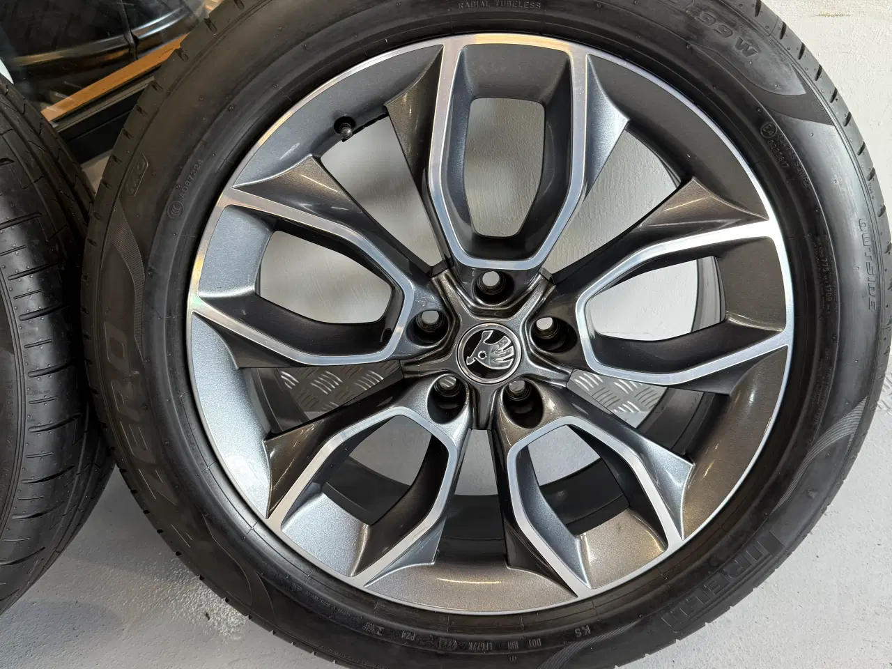 Billede 5 - Originale 19” Skoda fælge med hankook dæk