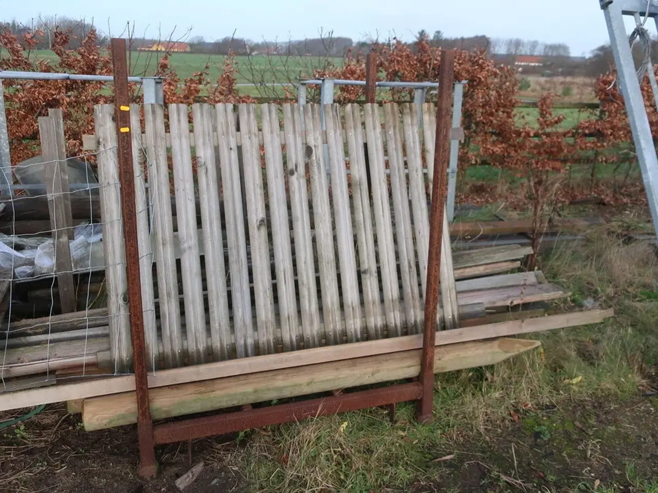 Billede 14 - Div. Barreller med træ, tagplader, stolper m.m.