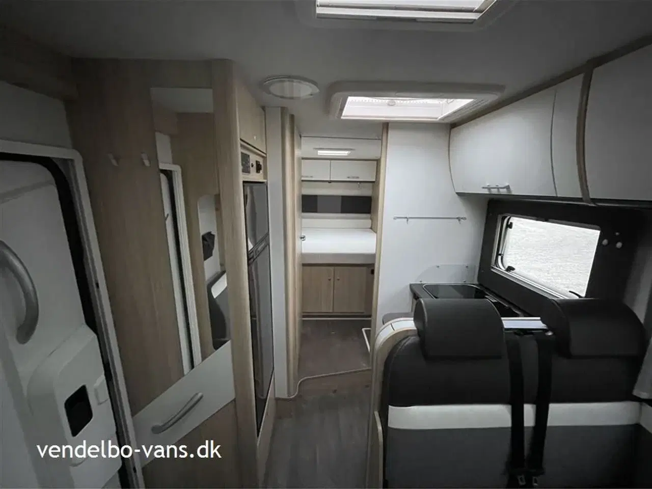 Billede 7 - 2021 - SunLight T 69 L   Quensbed med seperat toilet og bad