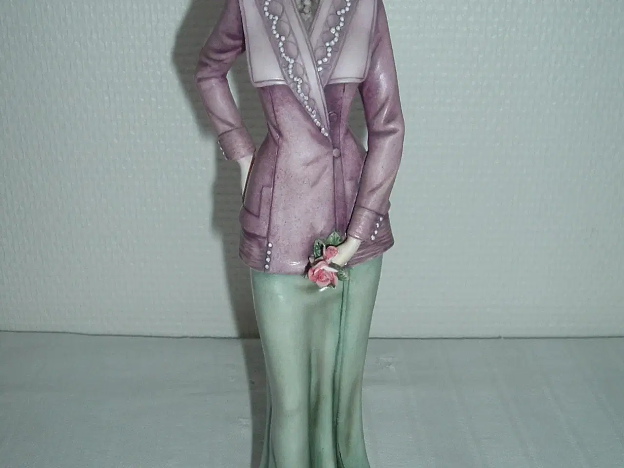 Billede 4 - Figur. Dame med blomsterbuket. Porcelænsfigur