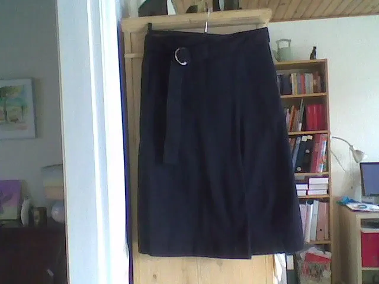 Billede 3 - Fin og anvendelig mørkeblå nederdel.