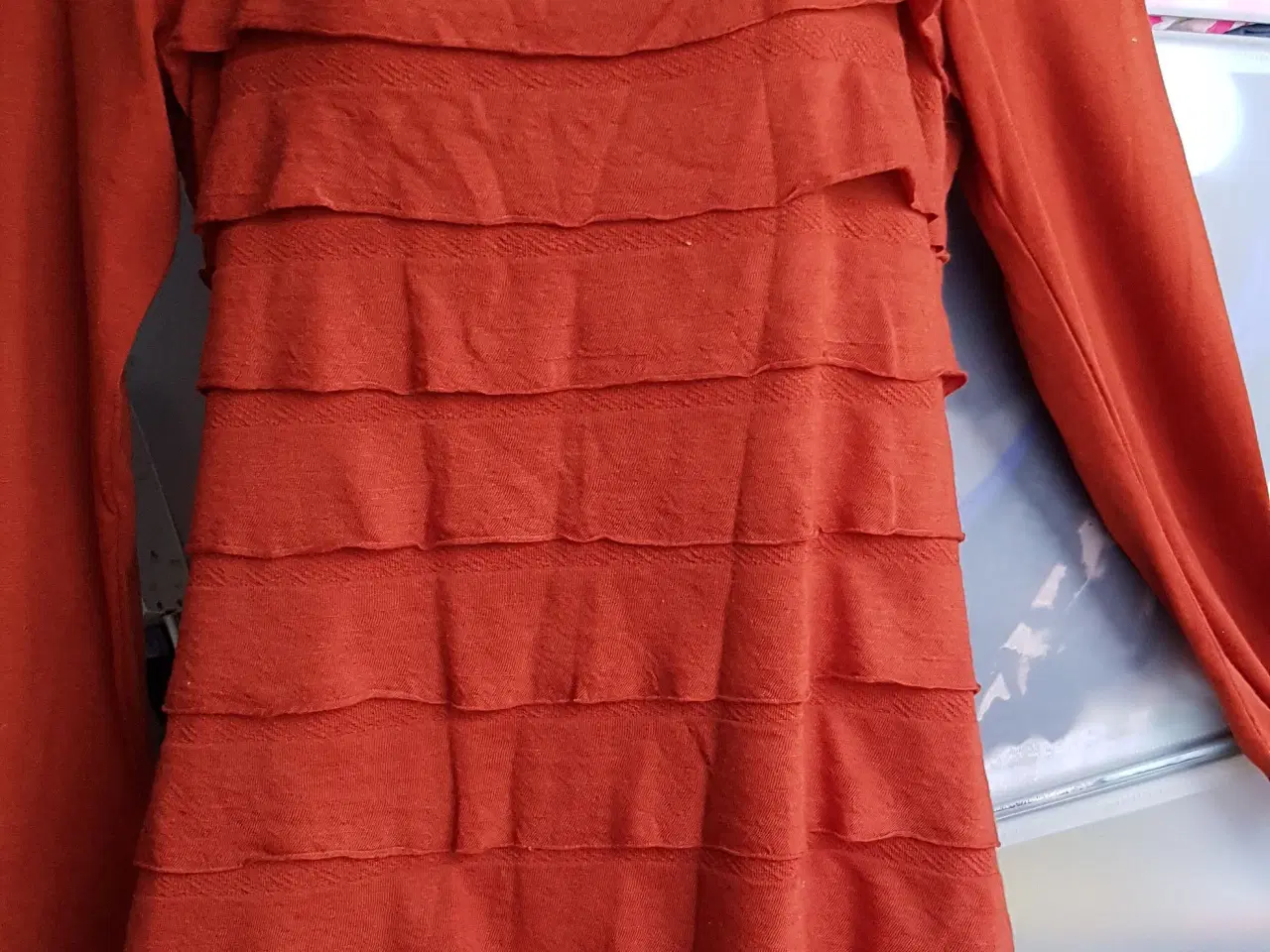 Billede 1 - kjole, kropsnær kjole, str. S, rød terrakotta