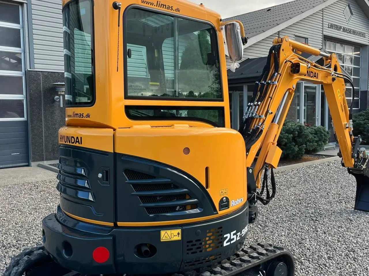 Billede 17 - Hyundai R25Z-9AK Robex med Tilt-Mann tilt skifte samt Engcon skovl. Udlejes, også med forkøbsret.