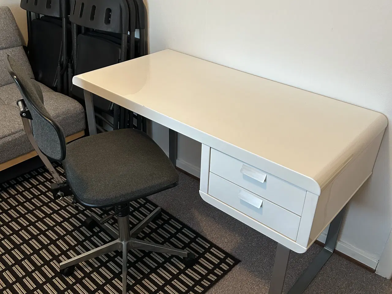 Billede 1 - Skrivebord og Kontorstol