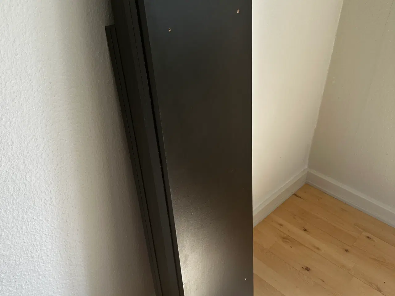 Billede 2 - Hylder i sort med hvide hyldebærer