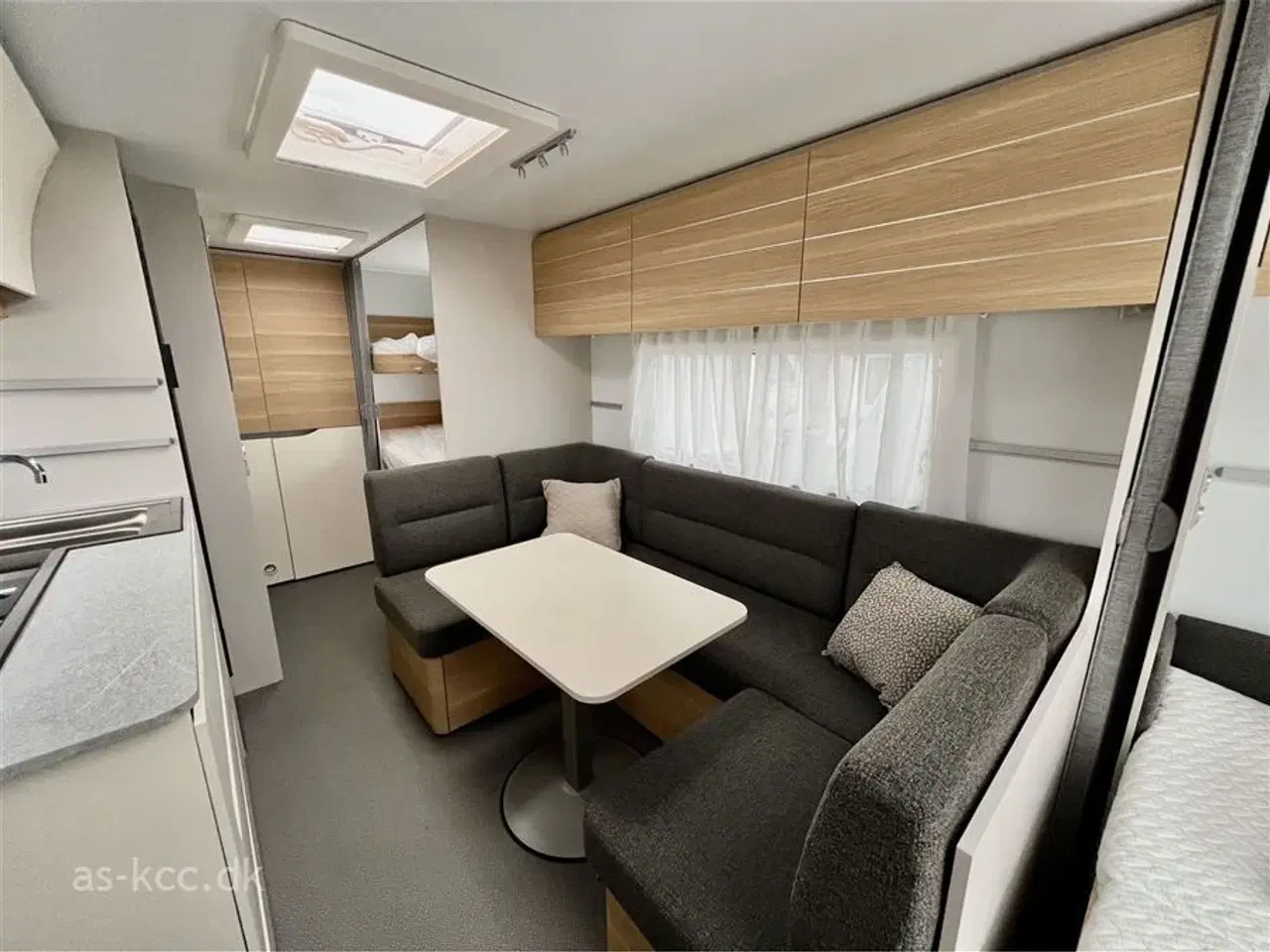 Billede 7 - 2023 - Adria Adora 573 PT Adria Adora 573 PT årg 2023, 7 sovepladser, 5 siddepladser. Dobbeltseng og rundsiddegruppe samt 3 køjer, mikroovn