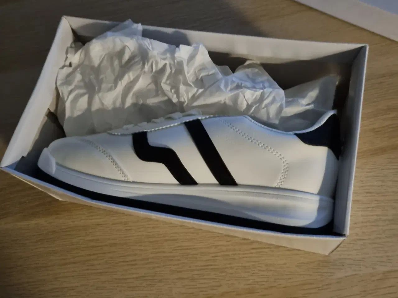 Billede 4 - Amalie Sneakers hvide med sort  str 37