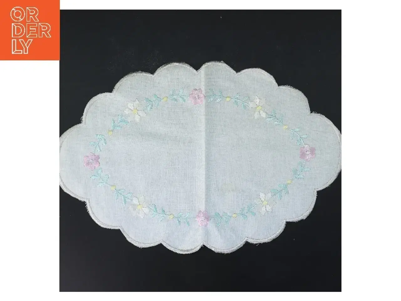 Billede 1 - Bordløber med blomsterbroderi (str. 36x23,5 cm)