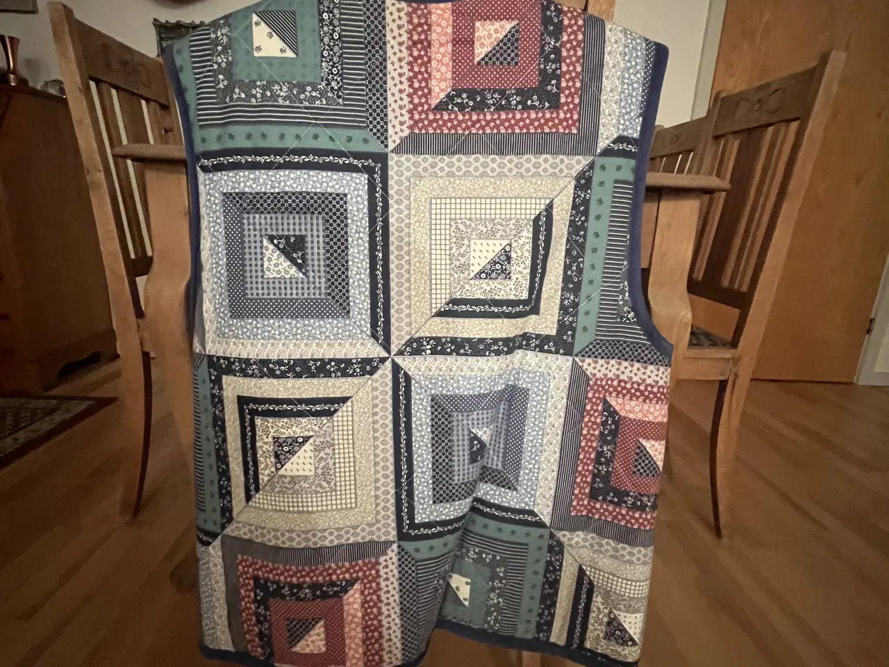 Billede 3 - Håndsyet vest fra sweitz