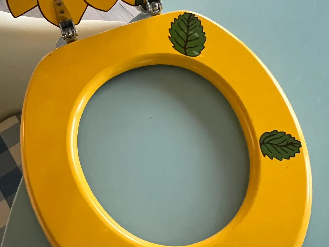 Billede 1 - Toiletsæde i træ med solsikke