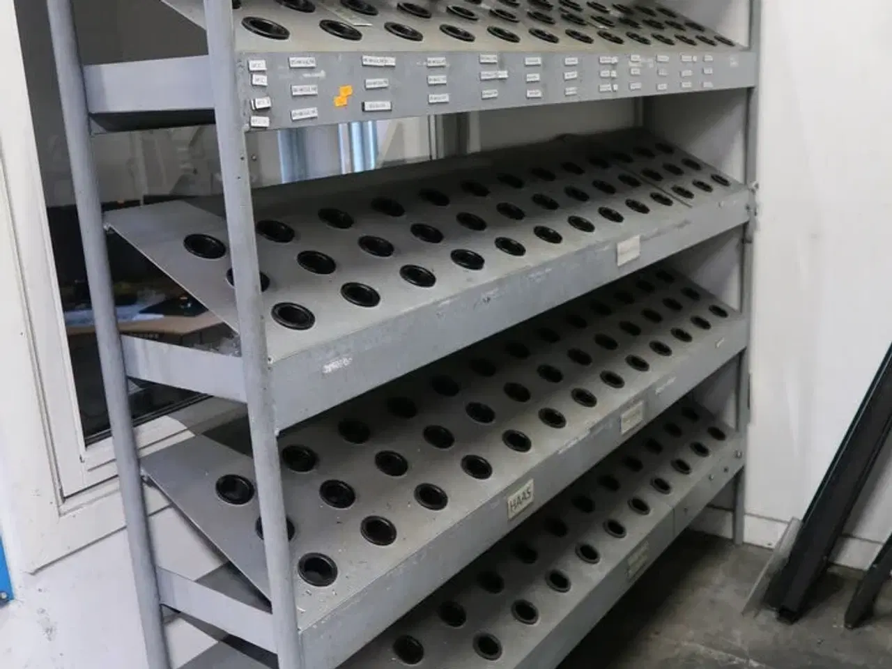 Billede 1 - Reol med div. Holdere til værktøj