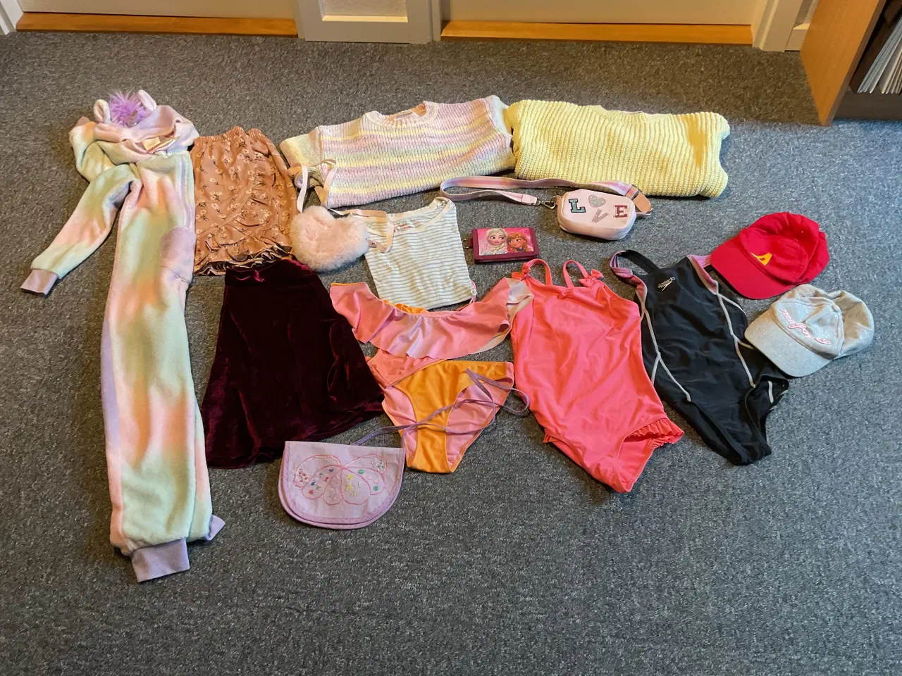 Billede 1 - Pigetøj str 8-10 år