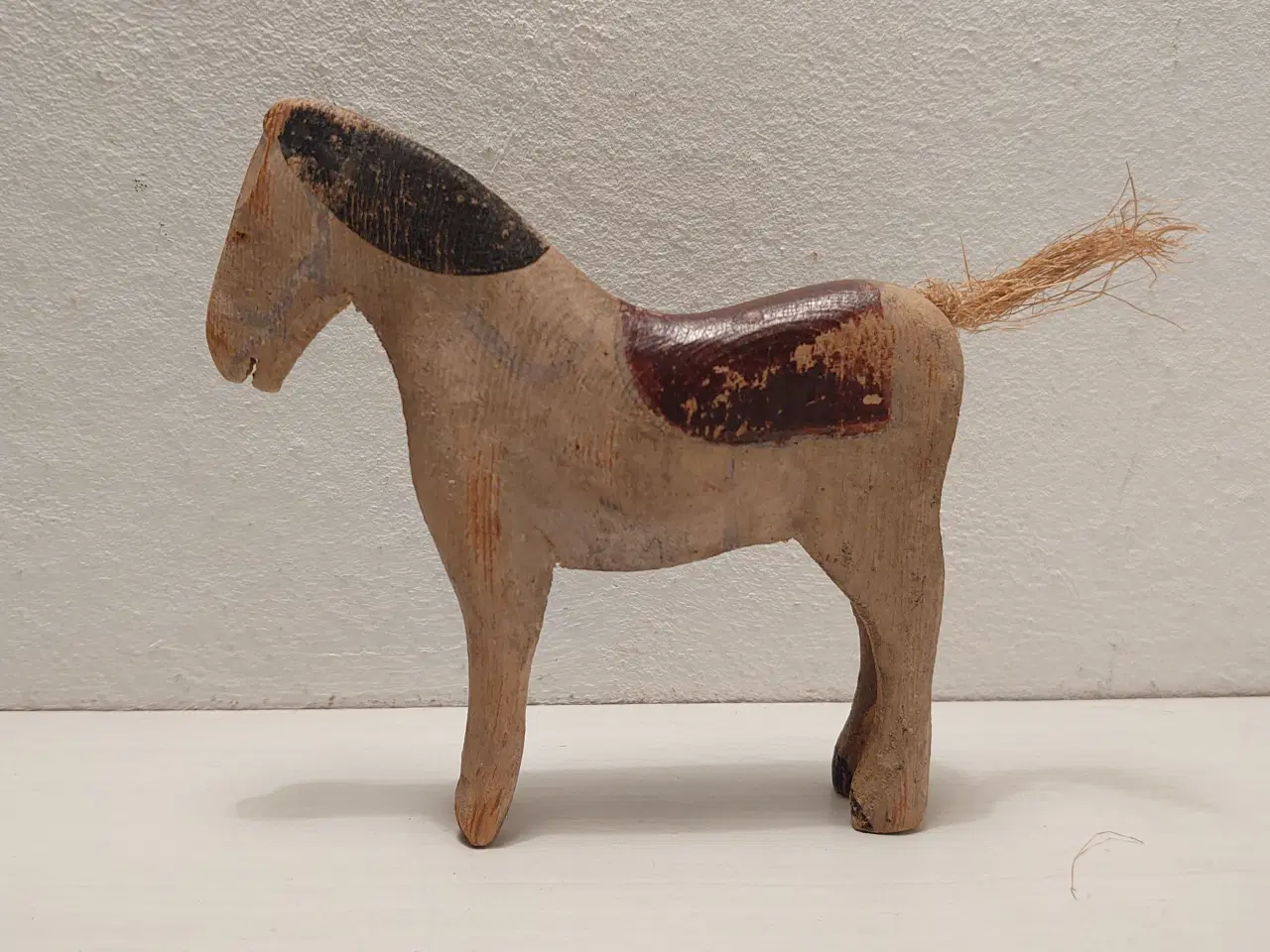 Billede 1 - Fængselslegetøj: Træ hest, L 12 og H 12.5cm.