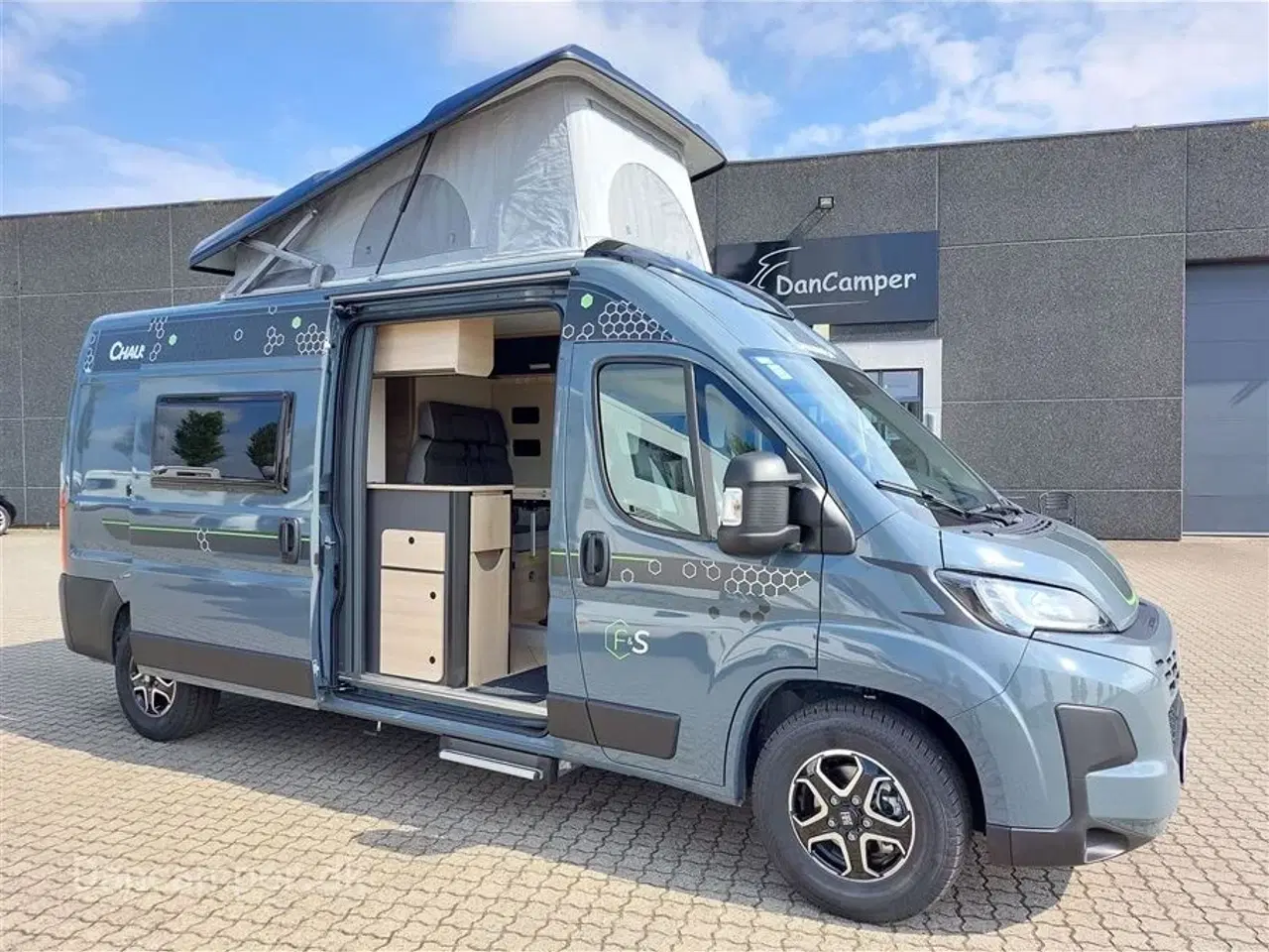 Billede 13 - 2025 - Chausson   Van som familiecamper med 5 selepladser, pop-up og masser af sovepladser på kun 5,99 cm længde.