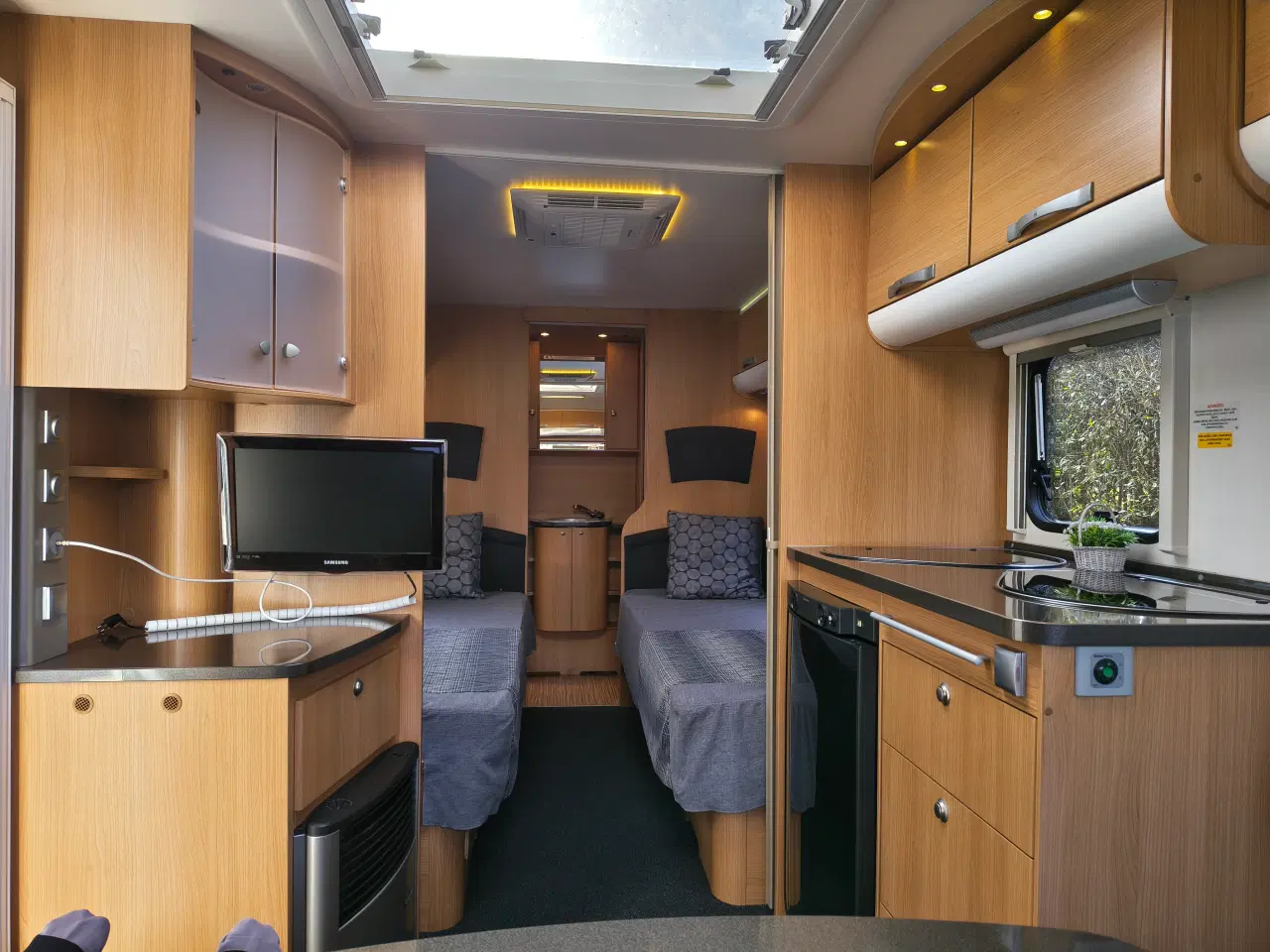 Billede 7 - Meget velholdt Adria med 2 fortelte, markise mm.