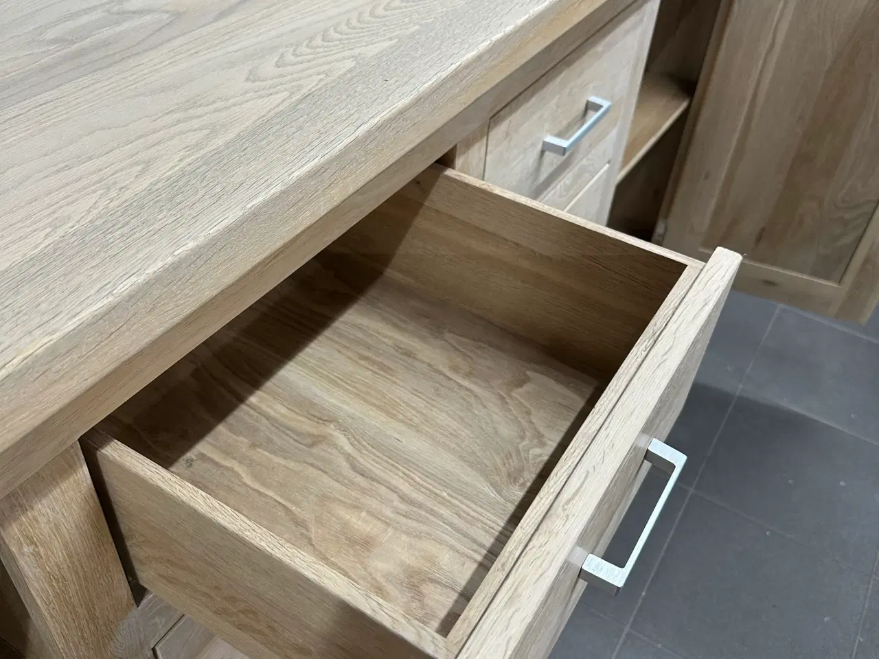 Billede 3 - Skænk i massiv Egetræ