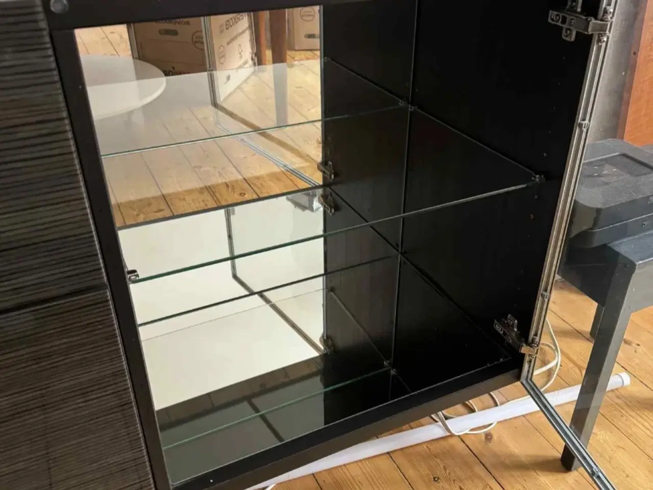 Billede 2 - IKEA BESTÅ skænk m. vitrine, skuffe og låge