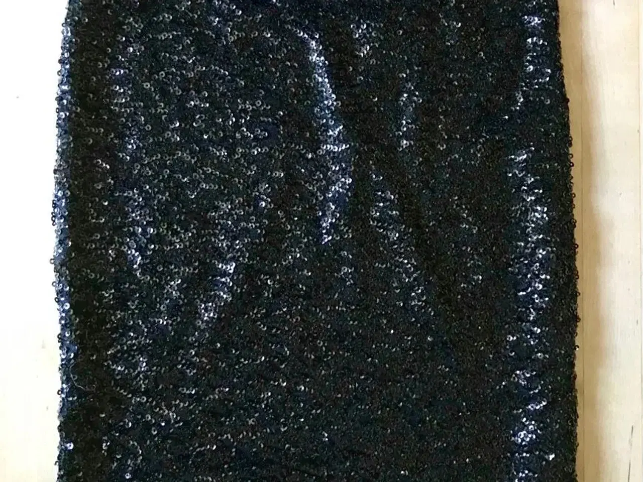Billede 1 - Flot sort paillet nederdel