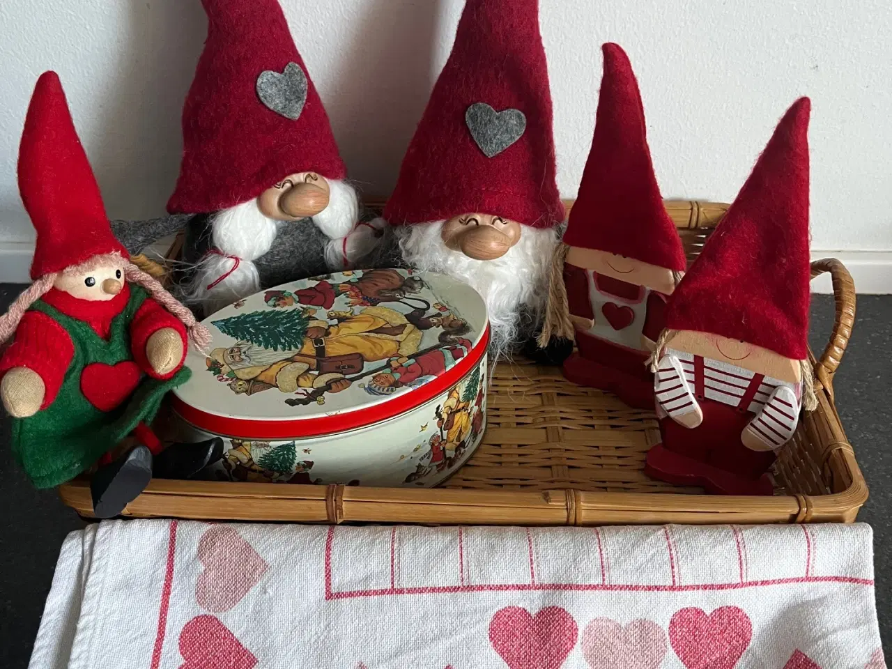Billede 1 - Smuk rustik fletbakke m/håndtag og julenisser mv.