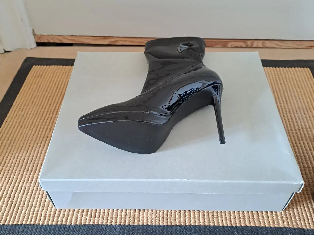 Billede 7 - Nye spejlblanke sorte lak støvler.