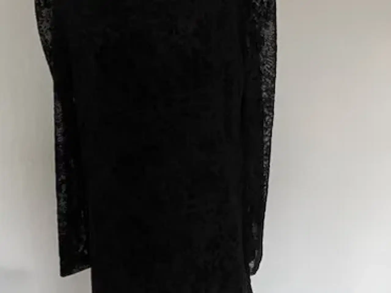Billede 1 - NEDSAT Fashion Union sort kjole velourmønster str.